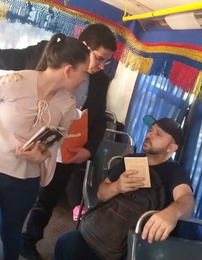 Regalan libros a pasajeros de buses