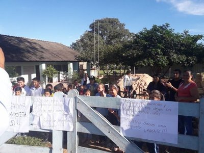 Alumnos y padres toman escuela en Cuero Fresco - Nacionales - ABC Color