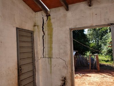 Familias preocupadas por fisuras en viviendas sociales del Gobierno