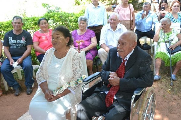 TRAS 55 AÑOS DE NOVIAZGO, SE CASARON