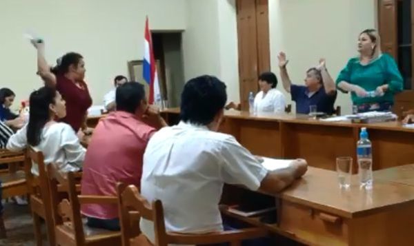 Concejalas de San Pedro del Ycuamandyyú se tiraron agua 'al estilo' Payo » Ñanduti