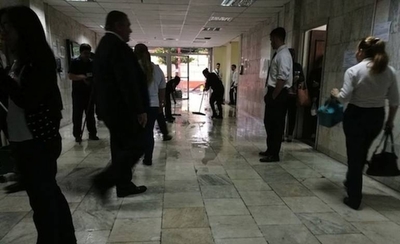 HOY / Corte prohíbe a funcionarios llevar a sus hijos al trabajo "por seguridad"