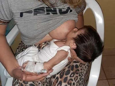 Periodista amamantó a un bebé internado en el hospital