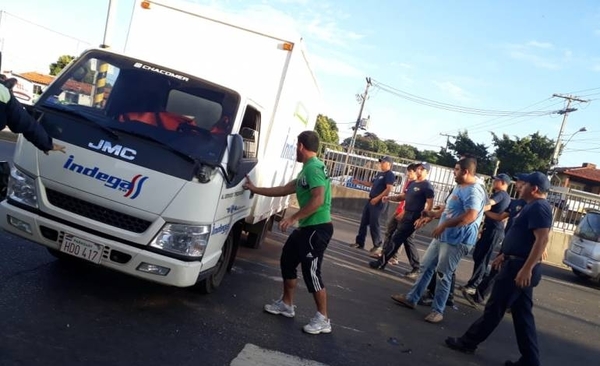 Liberan tránsito en Transchaco y Semidei tras vuelco de camión | Paraguay en Noticias