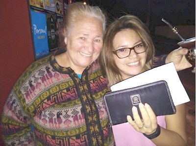 Entre el dolor y mala suerte, una doña le dio una alegría