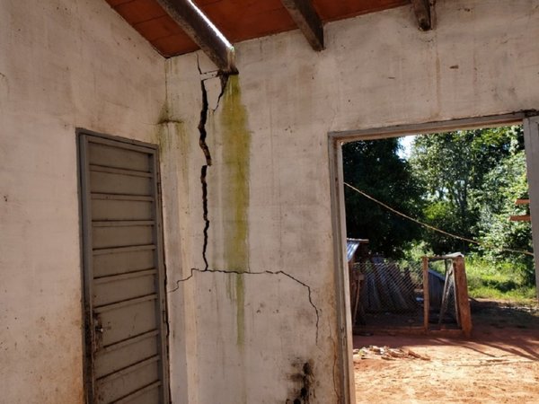 Familias preocupadas por fisuras en viviendas sociales del Gobierno | Paraguay en Noticias