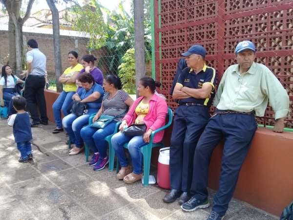 Sentata para reclamar salarios atrasados | Paraguay en Noticias