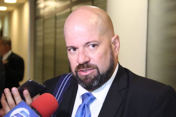Juicio político es “una payasada”, según defensa del contralor