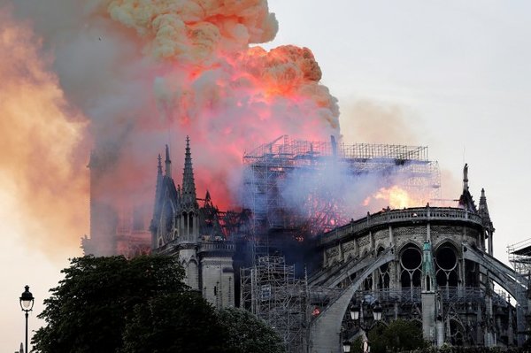 Notre Dame: Hallan colillas de cigarrillos en andamios donde surgió el fuego
