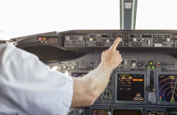 Piloto y controladora aérea intercambian insultos tras estar a punto de chocar en Argentina - C9N