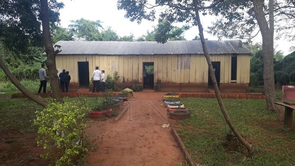 Padres de San Pedro piden aulas al MEC para que sus hijos no estudien bajo los árboles