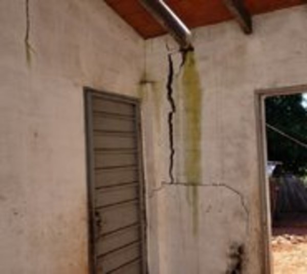 Familias en riesgo tras grietas en estructuras de viviendas sociales - Paraguay.com