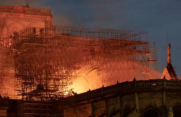 Policía encuentra colillas de cigarrillo en andamios donde se originó el fuego de Notre Dame - C9N