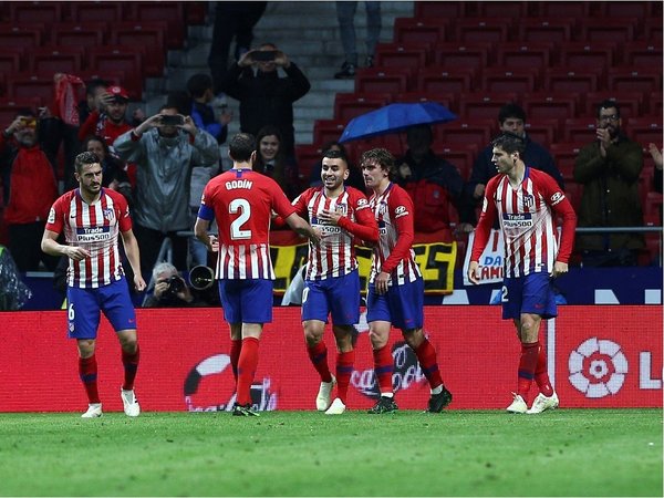 Atlético gana al Valencia y aplaza el título del Barcelona