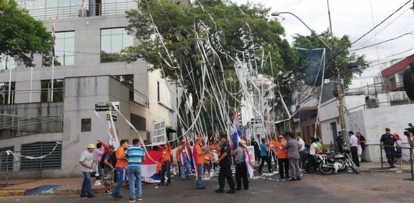 HOY / Comisión de escrache frente  al Congreso: irán por aquellos  que voten a favor de contralor