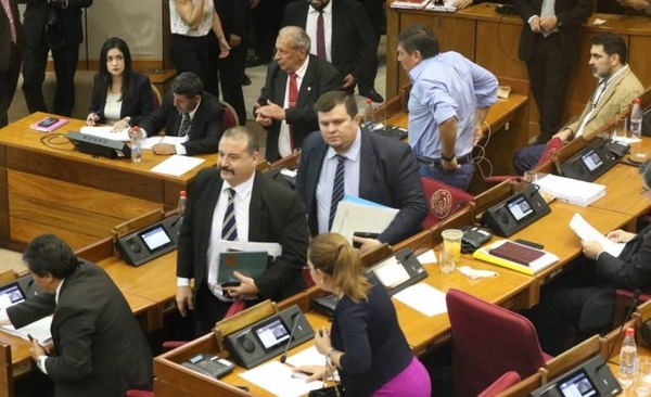 HOY / ¿Olió trampa? el Senado no acepta renuncia de contralor y levanta sesión para echarlo