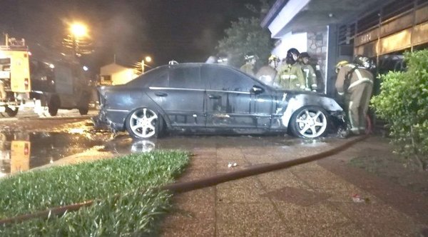 Queman un automóvil con bomba molotov