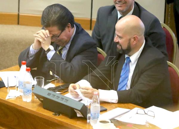 Acorralado y ante su inminente destitución, renunció el contralor