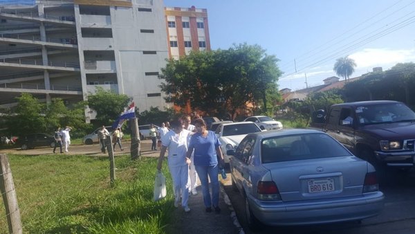 Funcionarios de Clínicas piden desembolso equitativo | Paraguay en Noticias