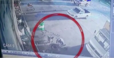 Un gomero omanoite al explotarle una rueda