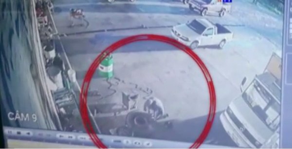 Un gomero omanoite al explotarle una rueda