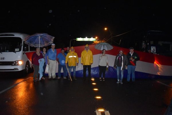 EBY: Cierran ruta a central - Nacionales - ABC Color