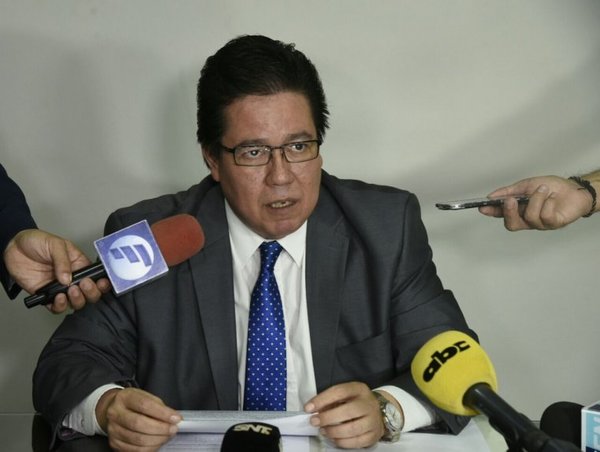 Cobarde contralor renuncia durante debate de su juicio político