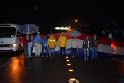 EBY: Cierran ruta a central | Paraguay en Noticias