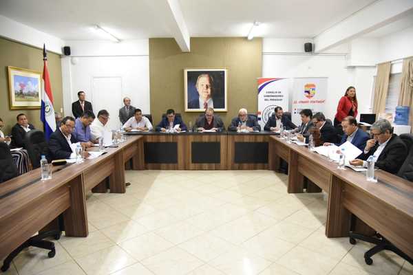 Gobernadores pedirán descentralización de gobiernos departamentales a Abdo Benítez