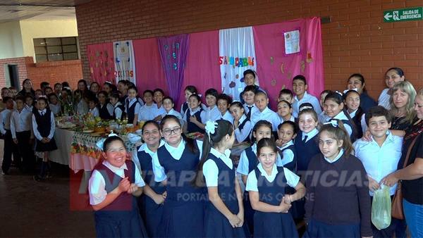 ESCOLARES PRESENTARON LIBROS DE RECETAS SALUDABLES EN ENCARNACIÓN.