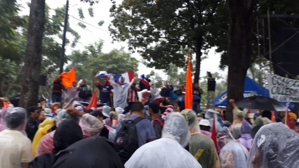 Manifestantes aguardan frente al Congreso - Nacionales - ABC Color