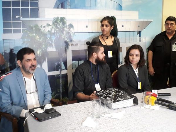 Presentan 21 mil firmas por el desbloqueo total de listas