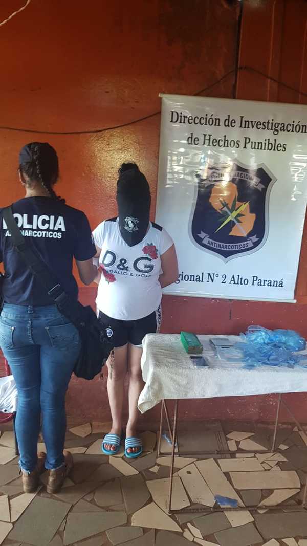 Detienen a presunta microtraficante y se incautan evidencias durante allanamiento