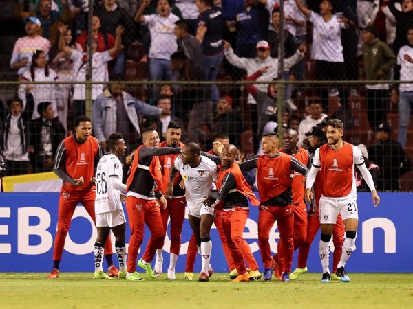 Liga gana a Flamengo y queda a un triunfo de la clasificación a octavos