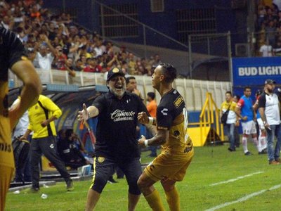 Los Dorados de Cristian Báez vencen 3-1 a los Mineros y se acercan a la final