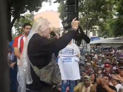 Payo Cubas es aclamado por manifestantes que exigen del desbloqueo