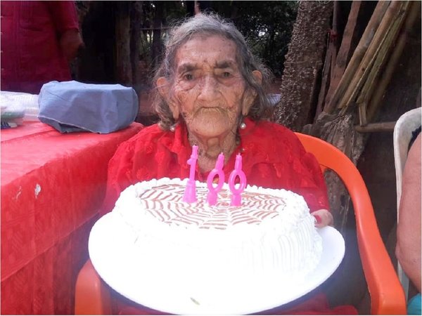 Celebran los 100 años de una vecina y piden que la asistan  | Paraguay en Noticias 