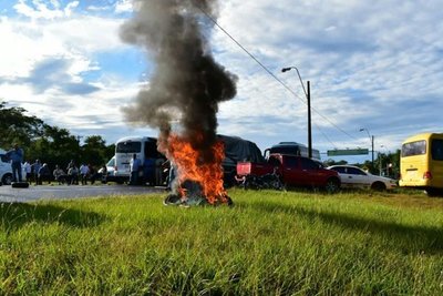 Transportistas recrudecen medida de fuerza - Nacionales - ABC Color