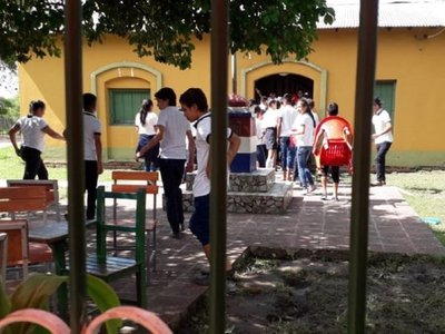 Estudiantes se encadenan en colegio de Puerto Pinasco