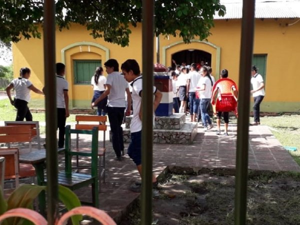 Estudiantes se encadenan en colegio de Puerto Pinasco