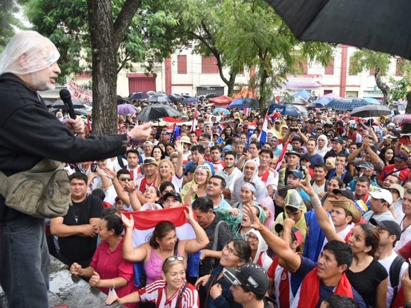 Payo Cubas es aclamado por manifestantes que exigen el desbloqueo | Paraguay en Noticias