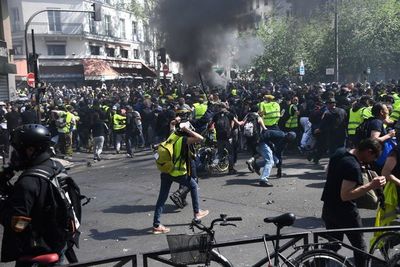 Macron revela su plan para atajar la crisis de los “chalecos amarillos”
