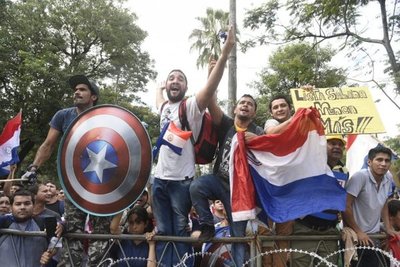 El pueblo despertó y salió a exigir - Fotos - ABC Color