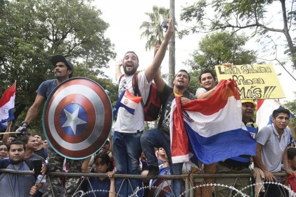 El pueblo despertó y salió a exigir - Fotos - ABC Color