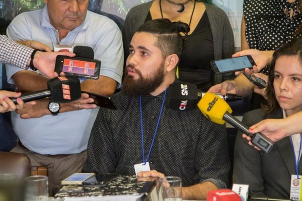 Jóvenes presentaron firmas para el desbloqueo | Paraguay en Noticias