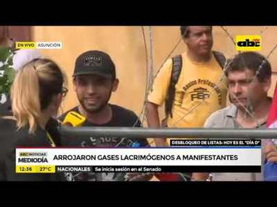 Arrojaron gases lacrimógenos a manifestantes - Tv - ABC Color