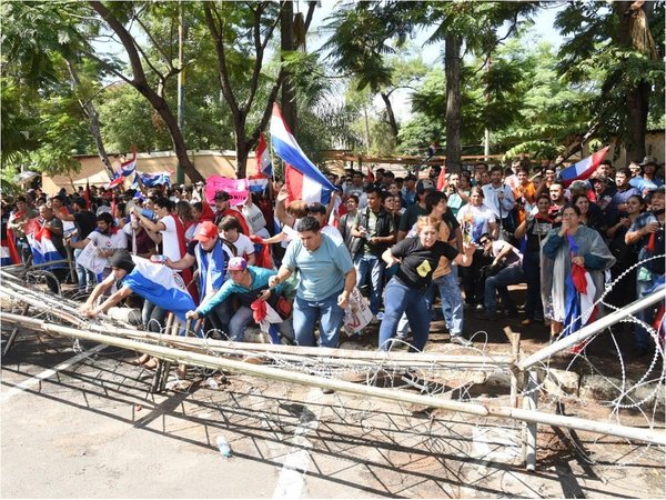 Desbloqueo de listas: Manifestantes tumban barreras y aumenta tensión frente al Congreso | Paraguay en Noticias