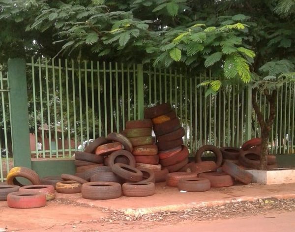 Cubiertas están acumuladas frente a institución educativa