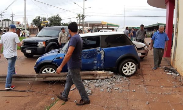 Estudiante ebrio provoca múltiple choque en Franco