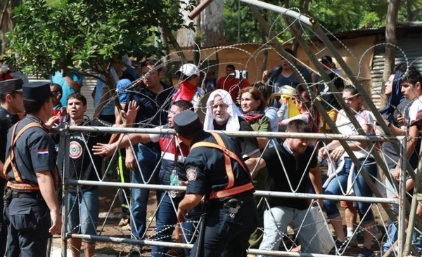Comienzan los incidentes en manifestación y funcionarios huyen del Congreso | Paraguay en Noticias